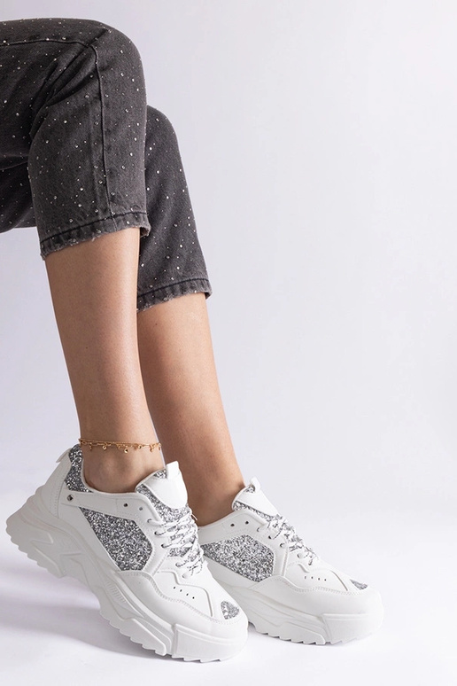 Tênis feminino branco com apliques de...