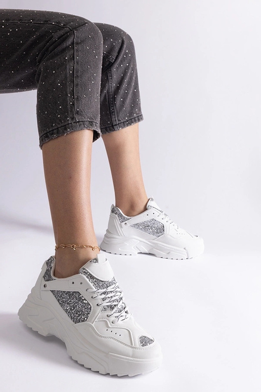 Tênis feminino branco com apliques de...