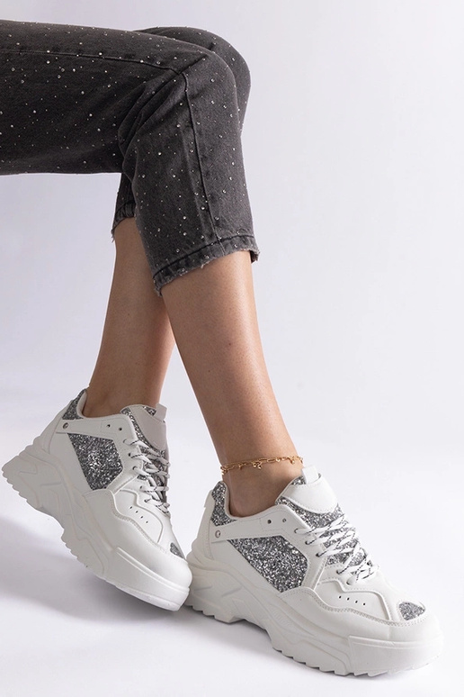 Tênis feminino branco com apliques de...