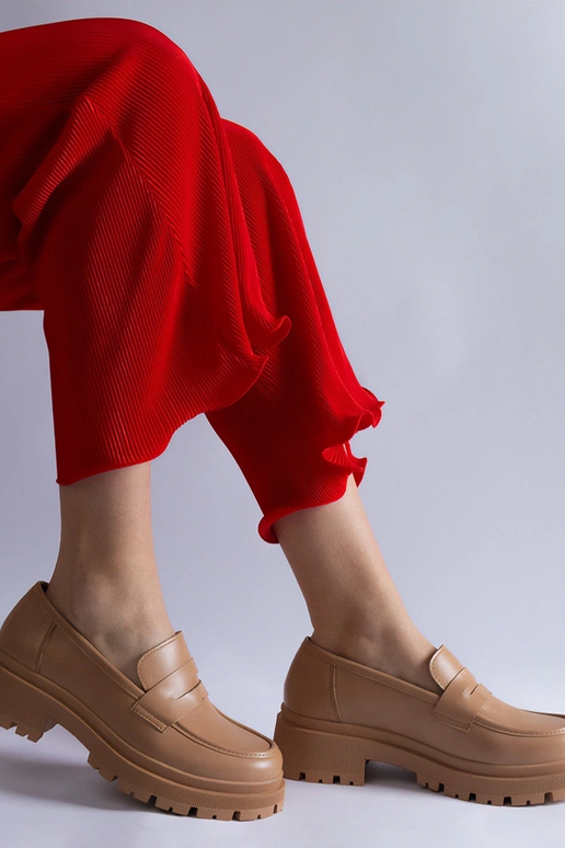 Mocassins bege escuro em couro...