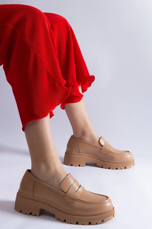 Mocassins bege escuro em couro...