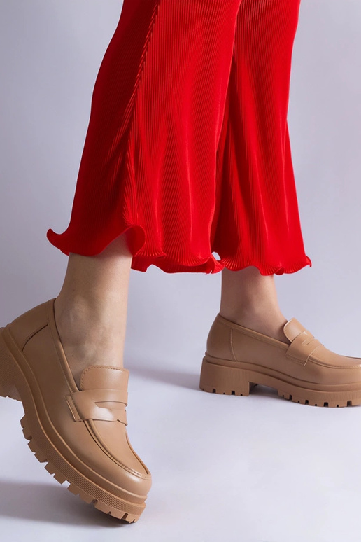 Mocassins bege escuro em couro...