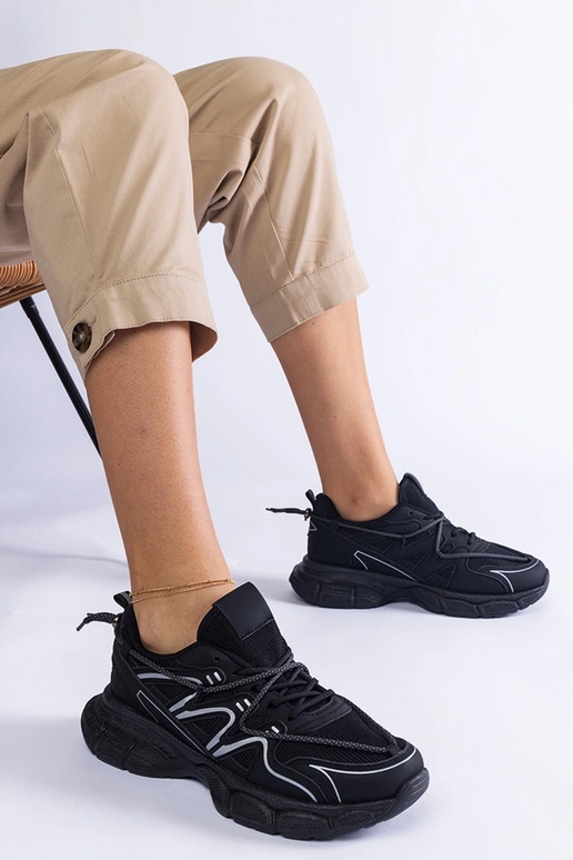 Tênis feminino preto com solado...