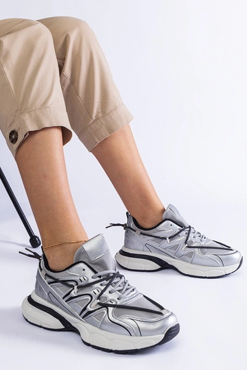 Tênis feminino prateado com...