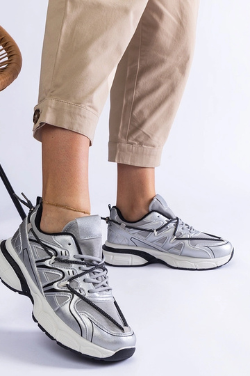 Tênis feminino prateado com... 2