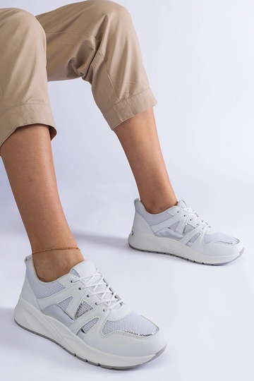 Tênis branco com sola...