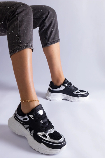 Tênis feminino preto com detalhes prateados Gaytan