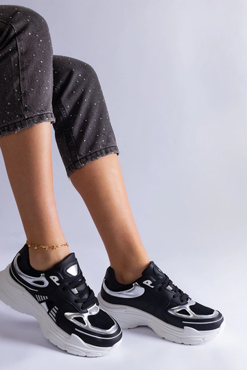 Tênis feminino preto com detalhes prateados Gaytan 2