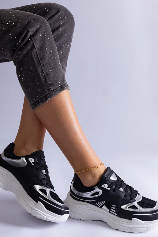 Tênis feminino preto com detalhes...