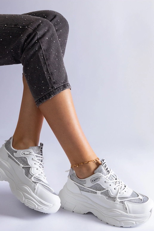 Tênis branco com apliques de glitter...
