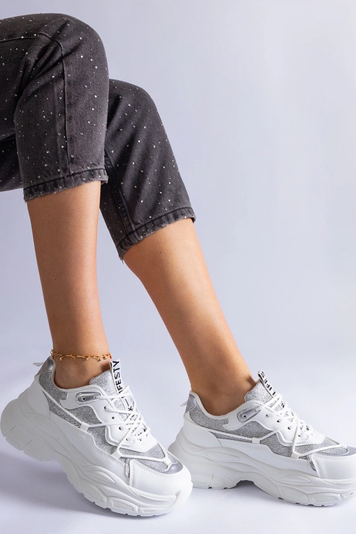Tênis branco com apliques de glitter...