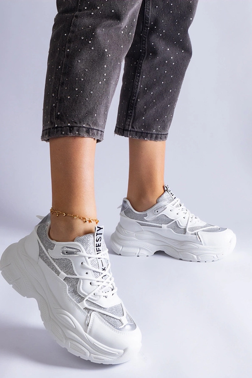 Tênis branco com apliques de glitter...