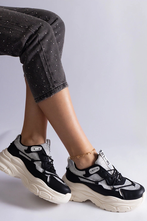 Tênis preto com apliques de glitter...