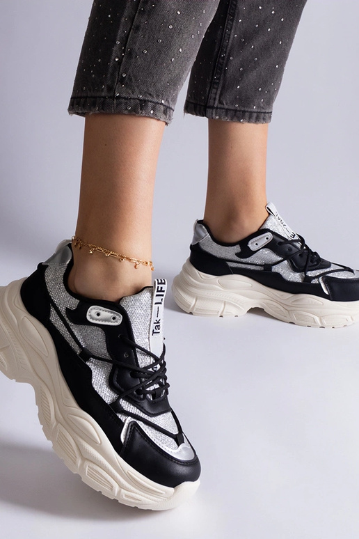 Tênis preto com apliques de glitter...