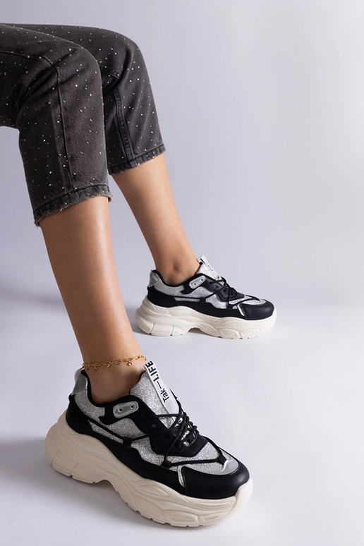 Tênis preto com apliques de glitter...