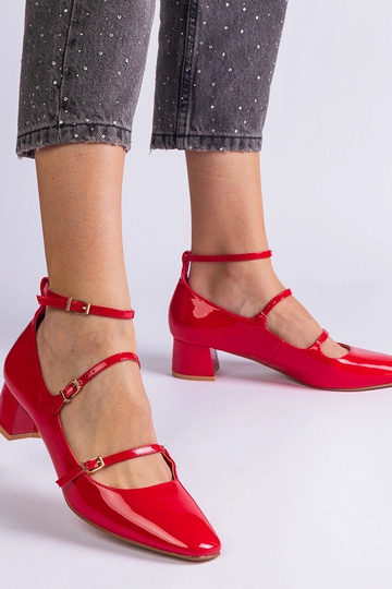 Sapatos vermelhos envernizados com tira Hermana 2