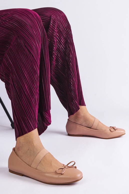 Sapatilhas bege com elástico e laço...