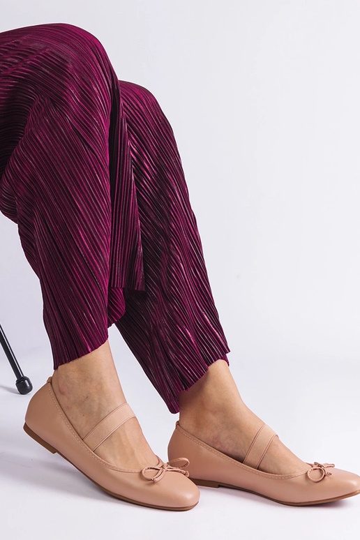 Sapatilhas bege com elástico e laço...