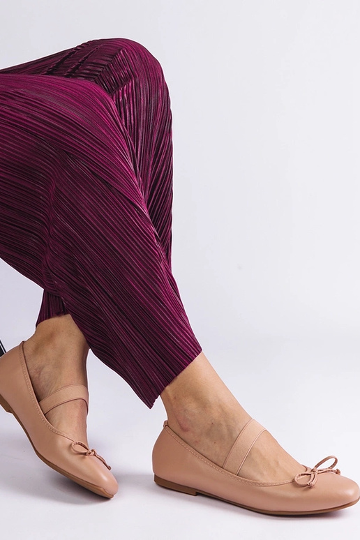 Sapatilhas bege com elástico e laço...