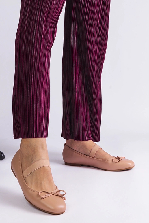 Sapatilhas bege com elástico e laço...