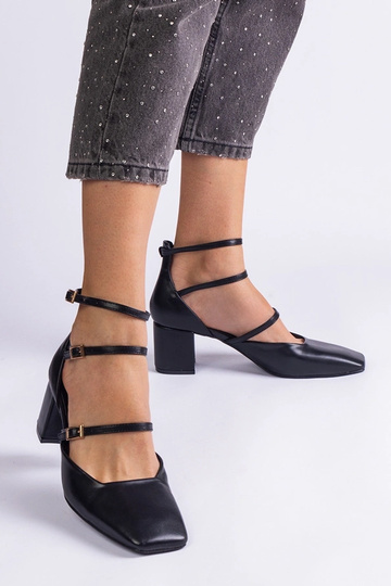 Sapatos pretos com salto...