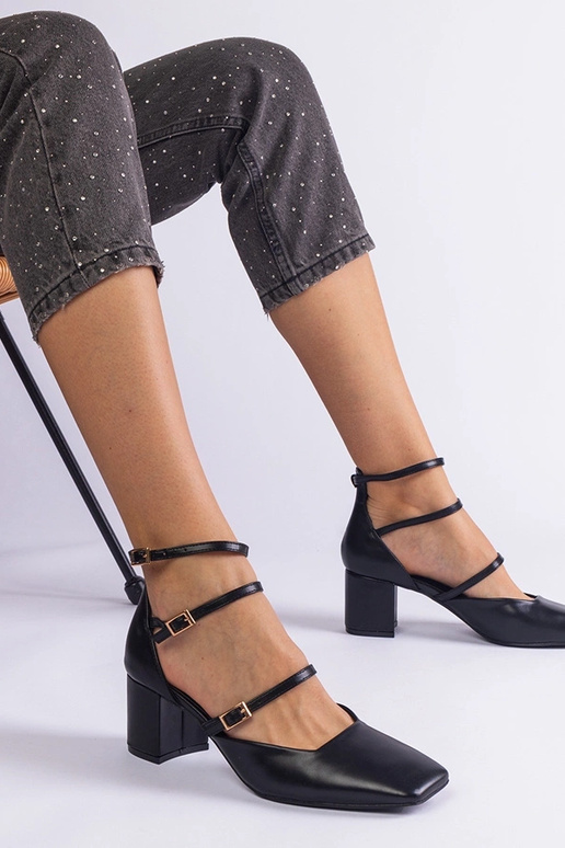 Sapatos pretos com salto bloco e...