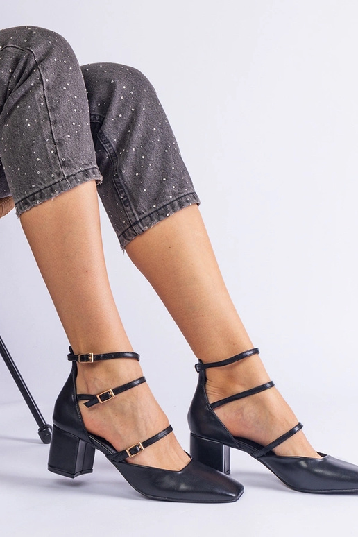 Sapatos pretos com salto bloco e...