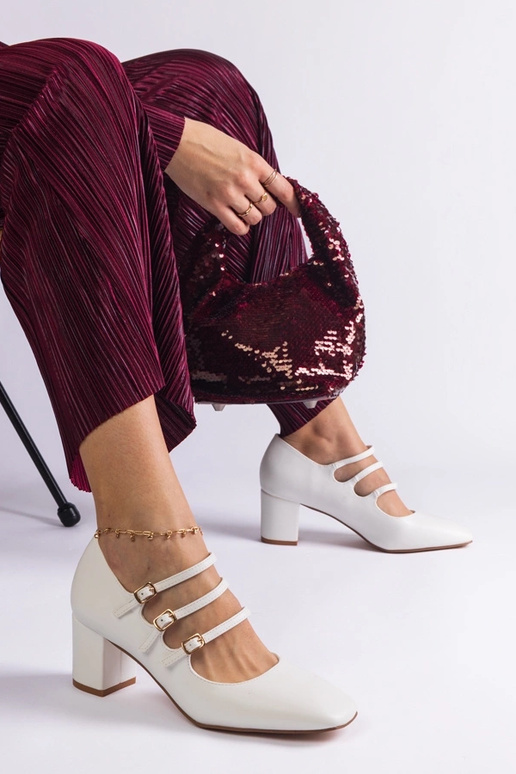 Sapatos brancos com salto bloco e...