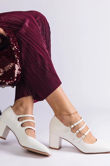 Sapatos brancos com salto... 2