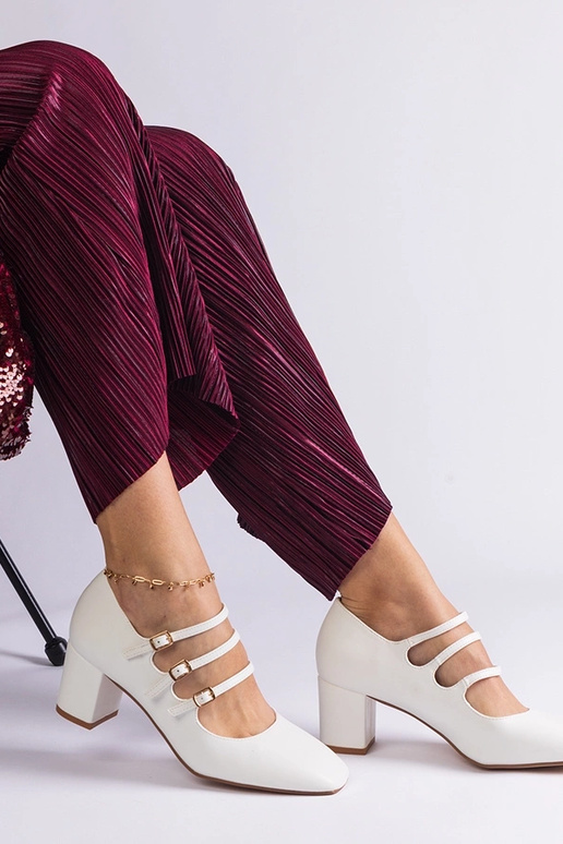 Sapatos brancos com salto bloco e...