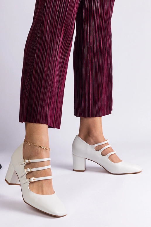 Sapatos brancos com salto bloco e...