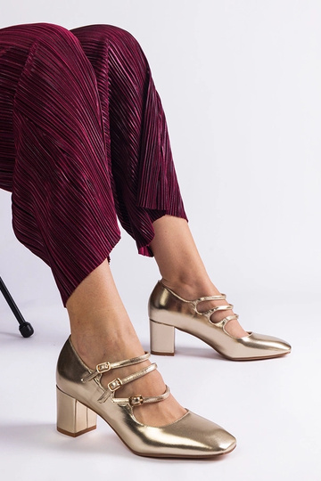 Sapatos dourados com salto bloco e fivelas decorativas Izida
