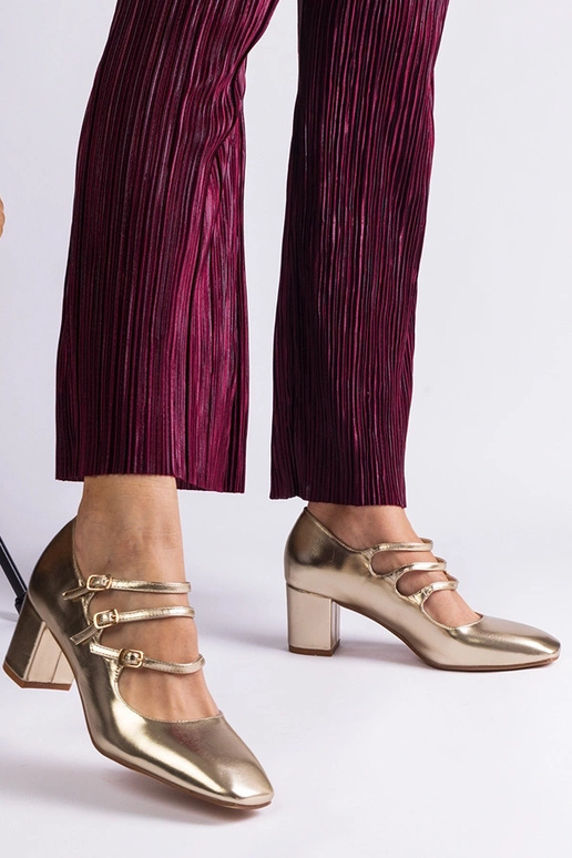 Sapatos dourados com salto bloco e...