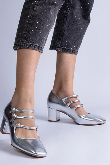Sapatos prateados com salto bloco e fivelas decorativas Izida 2