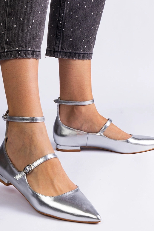 Sapatos baixos prateados com fivelas...