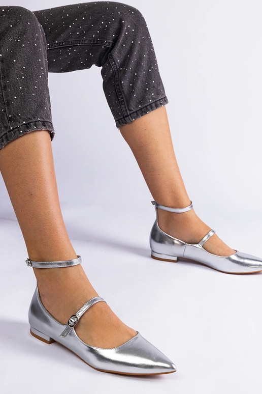 Sapatos baixos prateados com fivelas...