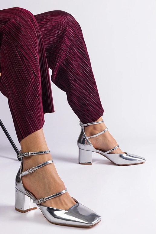 Sapatos de verniz prateados com...