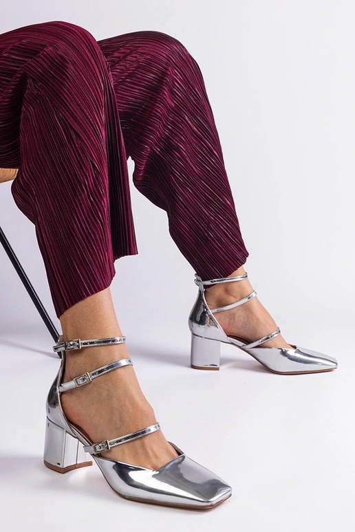 Sapatos de verniz prateados com...