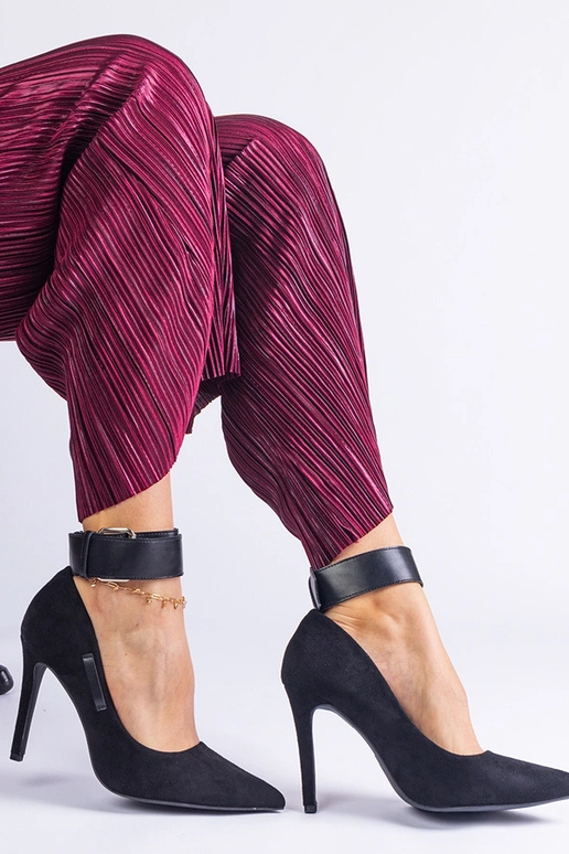 Sapatos de salto alto pretos feitos...