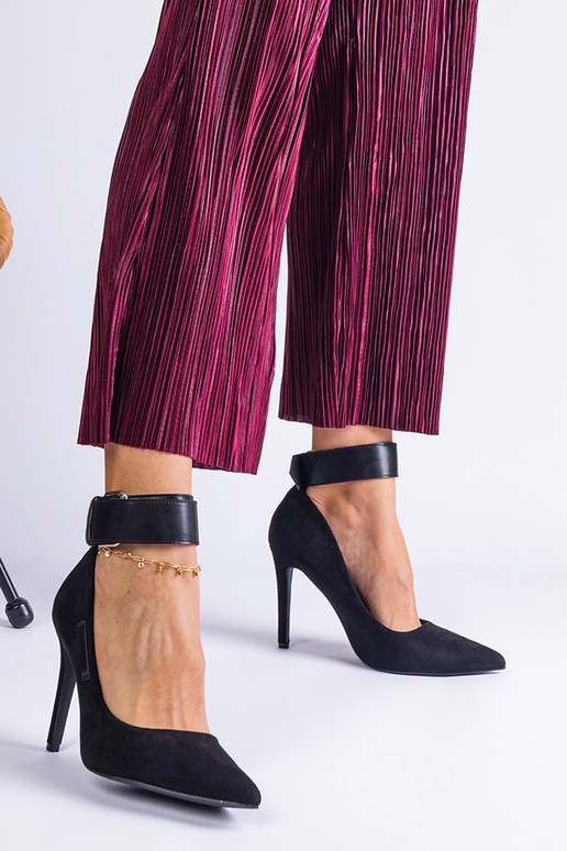 Sapatos de salto alto pretos feitos...