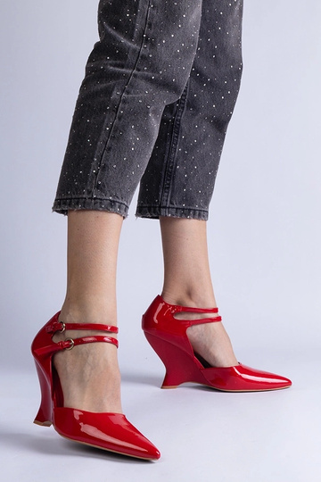 Sapatos vermelhos de verniz com salto plataforma e fivelas da Vizario 2