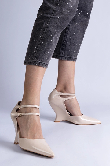 Sapatos de verniz bege com salto plataforma e fivelas da Vizario 2