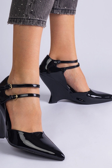 Sapatos pretos de verniz com salto plataforma e fivelas da Vizario 2