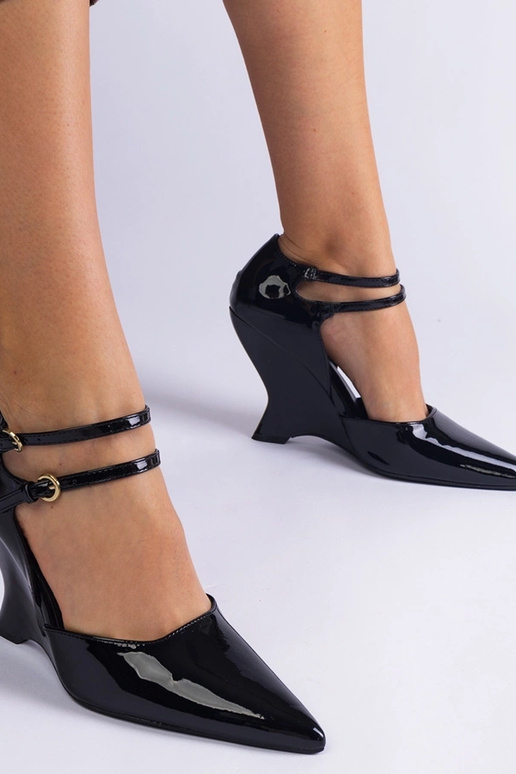 Sapatos pretos de verniz com salto... Sapatos pretos de verniz com salto...