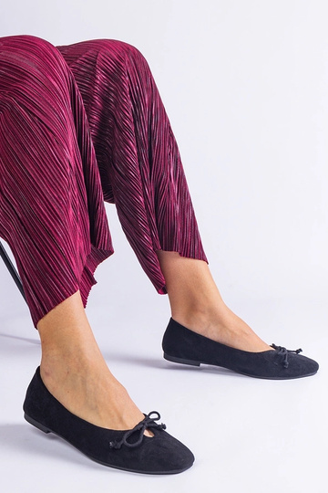 Sapatilhas pretas com laço...