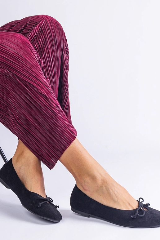 Sapatilhas pretas com laço decorativo...