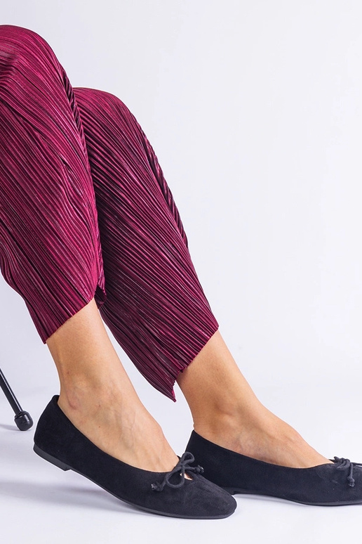 Sapatilhas pretas com laço decorativo...