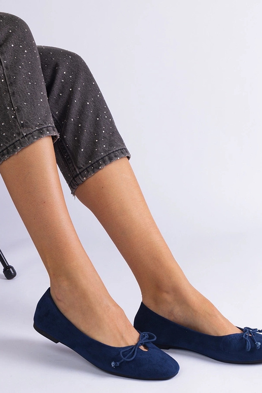 Sapatilhas azul marinho com laço...