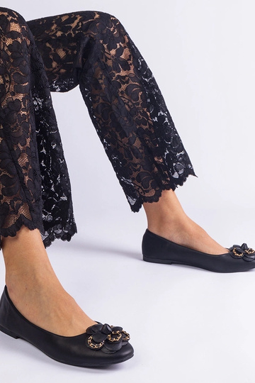 Sapatilhas pretas decoradas...