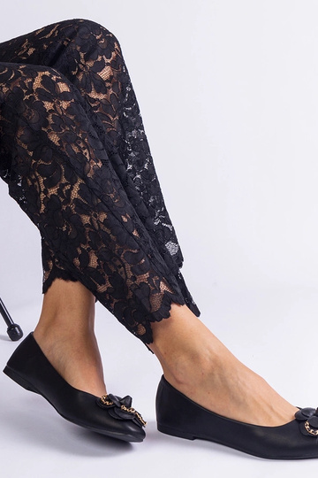 Sapatilhas pretas decoradas... 2